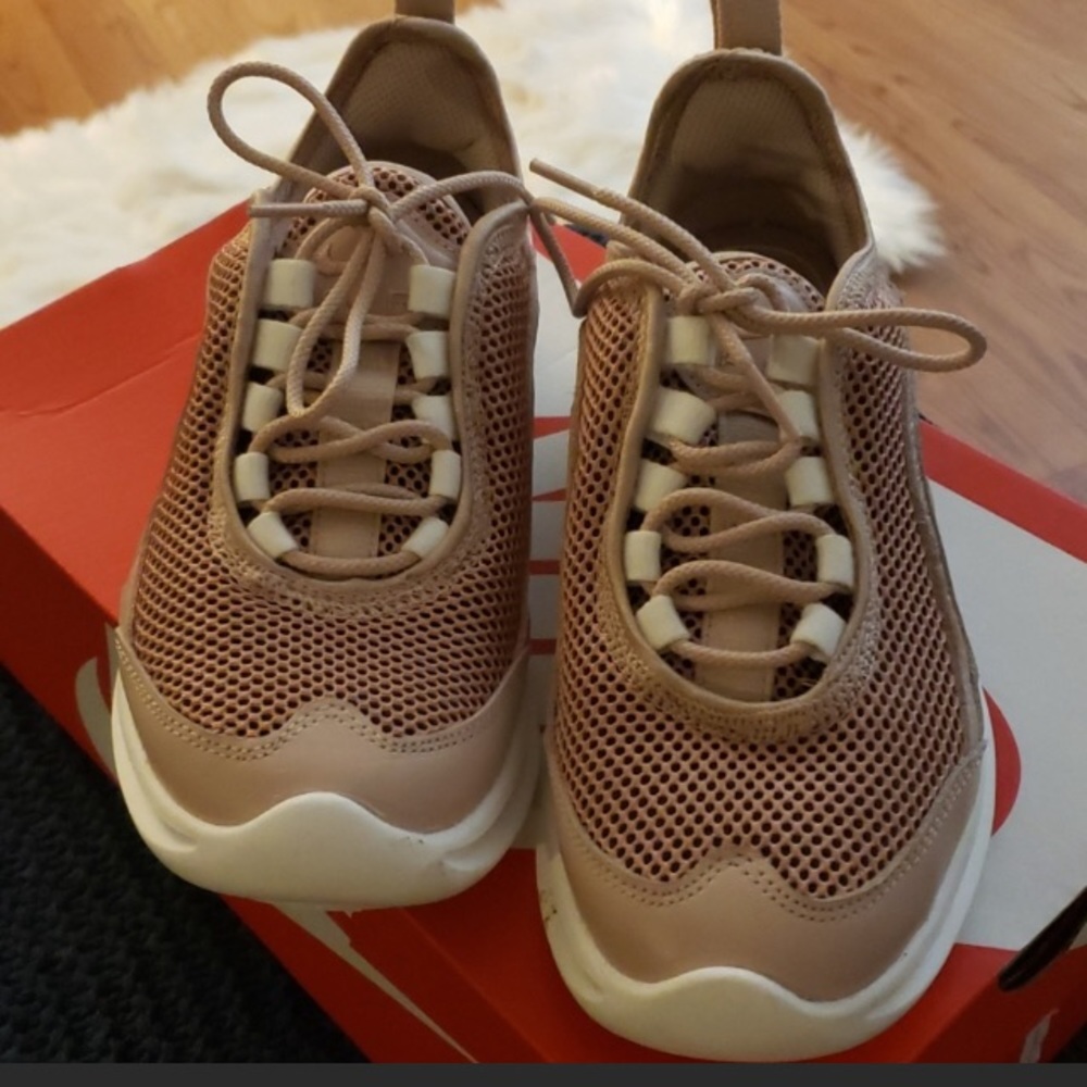 Women’s Nike Air Max size 6, Esters